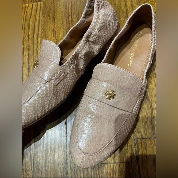 Tory Burch nude/pale pink snake drivers in size 10. Worn once - Picture 1 of 2
